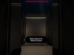 Display per produzione e installazione di schermi divisori decorativi in ​​rete metallica a spirale nera Samurai