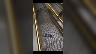 Soluzioni per schermi metallici personalizzati con rete architettonica viola