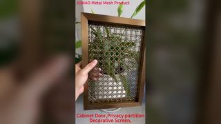Pannello per schermo privacy con inserti in rete decorativa in metallo ondulato