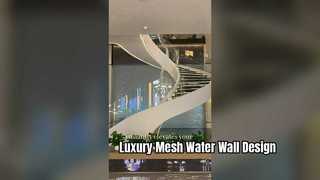 Installazione moderna a parete con rete d'acqua in acciaio inossidabile