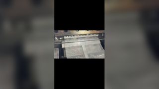 Filmati in fabbrica della produzione di rete metallica stirata