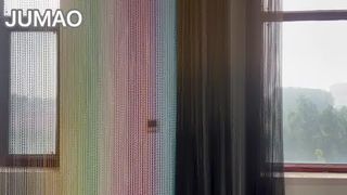 Video girato in fabbrica: tende con ganci in metallo multicolore