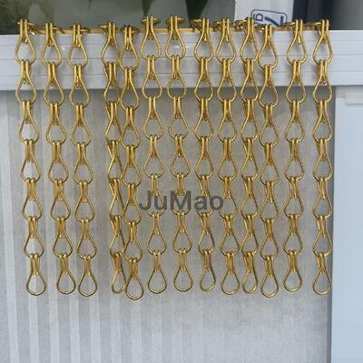 Le tende metalliche decorative montate sul soffitto sono l' spazio perfetto per le sale conferenze, le hall e gli ambienti commerciali.