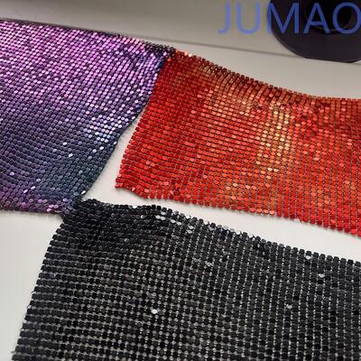 Tende di paillettes metalliche scintillanti realizzate per feste, che offrono finiture eleganti e scintillanti